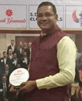 Hiraman Rathod receiving award 2017